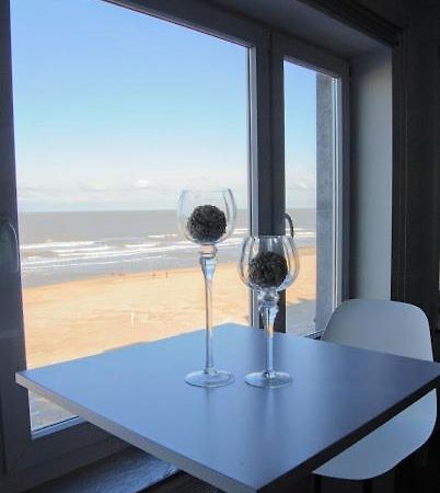 Modern Appartement Op De Zeedijk Met 2 Slaapkamers Te Oostende Exterior foto